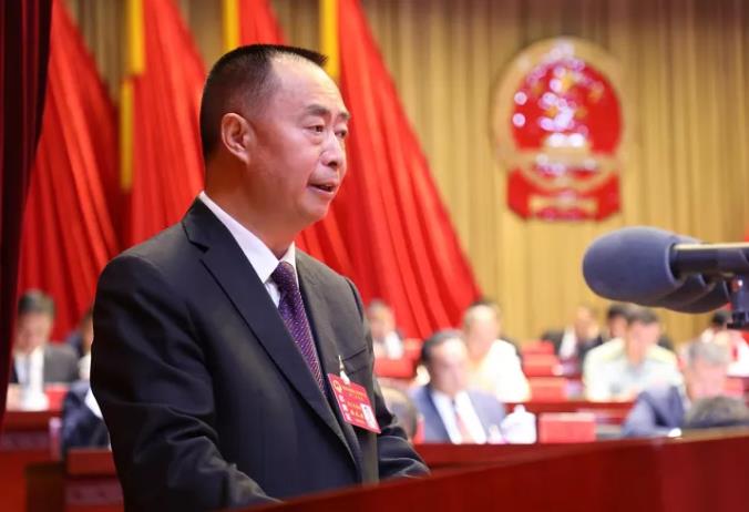 在主席台就座的有:唐文庆,任宏,李光辉,李寿志,蒋世良等主席团成员.